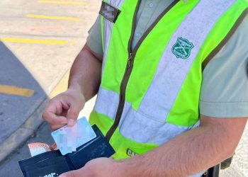 Carabinero de C.O.P encuentra en vía pública billetera con dinero y documentos y la entrega su propietaria en Coyhaique