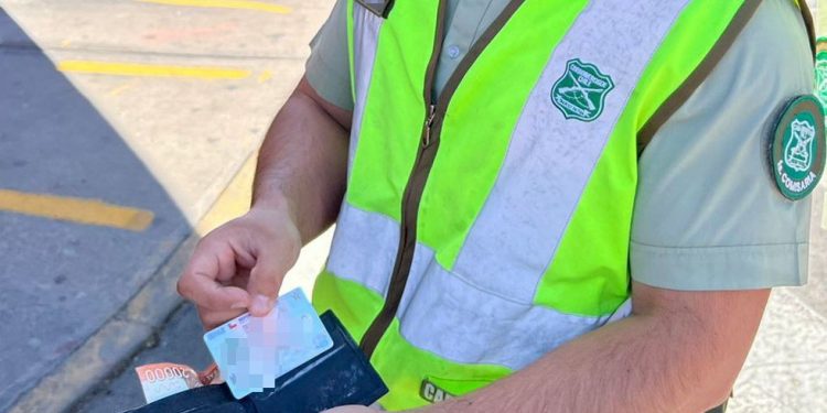 Carabinero de C.O.P encuentra en vía pública billetera con dinero y documentos y la entrega su propietaria en Coyhaique