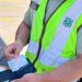 Carabinero de C.O.P encuentra en vía pública billetera con dinero y documentos y la entrega su propietaria en Coyhaique