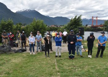 Municipio de Aysén y Salmón Chile lideran primera jornada de limpieza de Playas 2022