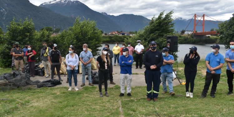 Municipio de Aysén y Salmón Chile lideran primera jornada de limpieza de Playas 2022