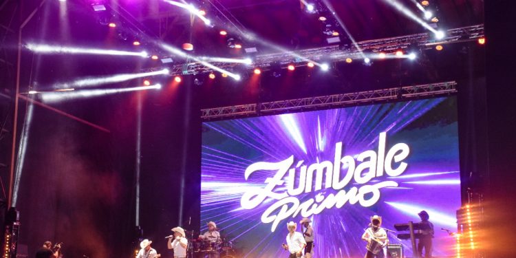 Zúmbale Primo hizo vibrar el Parque Municipal en la primera jornada masiva de conciertos en Puerto Aysén