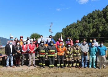 Municipio de Cisnes entregó terreno a empresa que construirá cuartel de Bomberos en Puerto Cisnes.