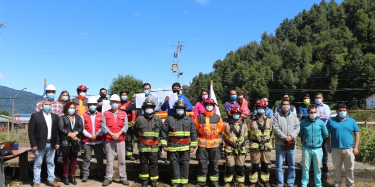 Municipio de Cisnes entregó terreno a empresa que construirá cuartel de Bomberos en Puerto Cisnes.