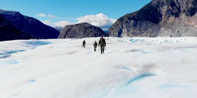 Ejército de Chile junto al Instituto Chileno de Campos de Hielo realizan expedición científica al glaciar del lago O’Higgins, en Campos de Hielo Sur.