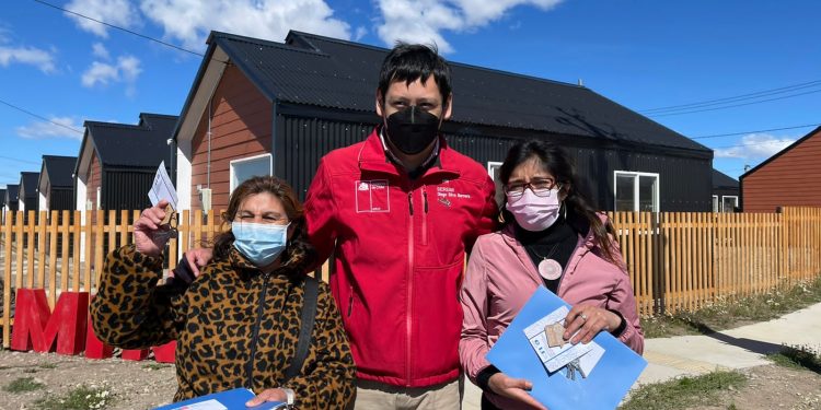 En Balmaceda integrantes del comité Huilli Ruca recibieron las llaves de su casa propia