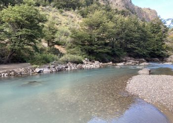 Municipio de Coyhaique presenta denuncia ante la Superintendencia de Medio Ambiente por extracción de áridos en el Río Claro.