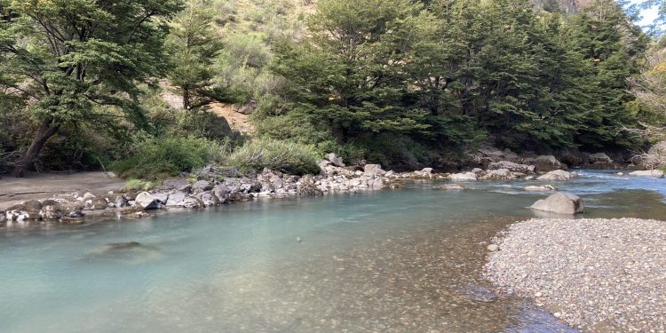 Municipio de Coyhaique presenta denuncia ante la Superintendencia de Medio Ambiente por extracción de áridos en el Río Claro.
