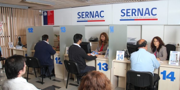 SERNAC presenta demanda colectiva contra banco de chile por cobros indebidos.