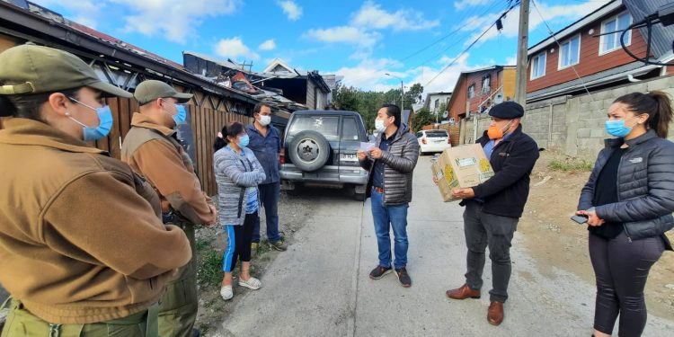 Carabineros, trabajadores del supermercado HiperPatagónico y la comunidad se unen en ayuda de familia damnificada por incendio en Coyhaique.