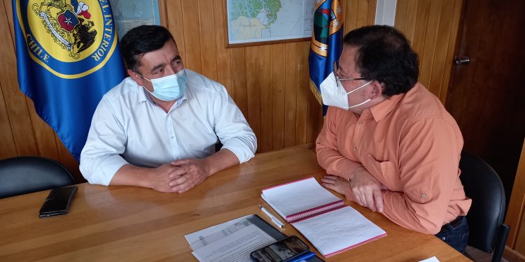 Alcalde de Lago Verde plantea necesidades urgentes de la comuna a Delegado Regional.