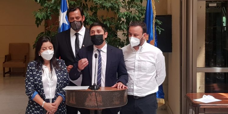Grupo transversal de diputados presenta reforma constitucional para eliminar el impuesto específico en las Zonas Extremas.