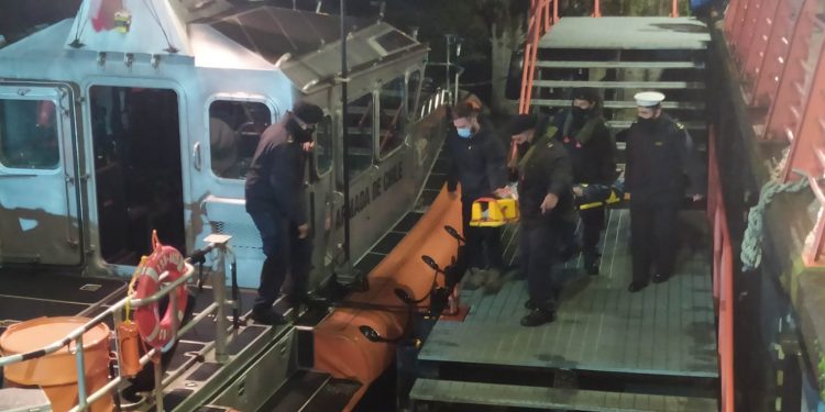 Armada apoyó evacuación médica desde Puerto Aguirre a Puerto Chacabuco.