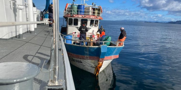En patrullajes preventivos Armada y Sernapesca detectan pesca ilegal en naves provenientes de Calbuco.