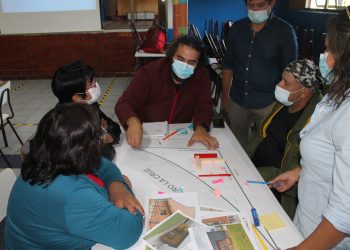 Masiva convocatoria de vecinos del barrio quebrada La Cruz en taller de diseño participativo.
