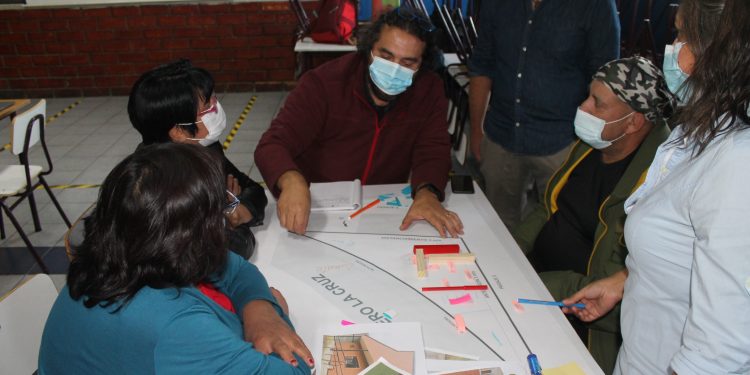 Masiva convocatoria de vecinos del barrio quebrada La Cruz en taller de diseño participativo.