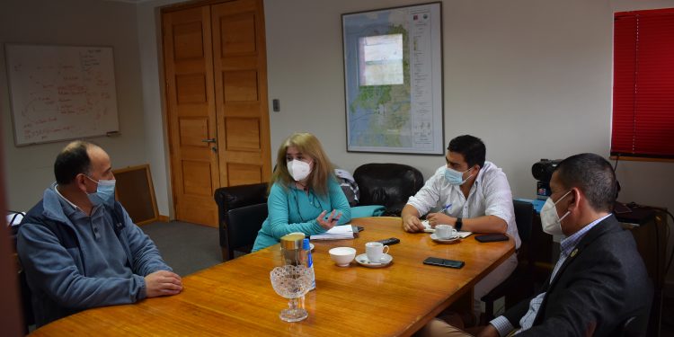 Autoridades regionales y alcalde de Aysén se reúnen tras alerta de marea roja y casos de intoxicación.