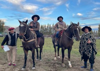 Primer festival de jineteadas nocturnas en Puerto Ibáñez.