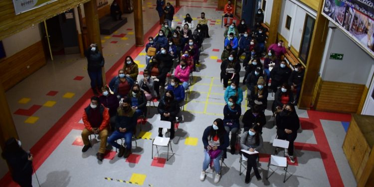 Familias conocen el proyecto que construirá 59 viviendas en Puerto Chacabuco.