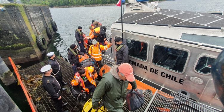 Armada rescató  a 10 personas desde lancha a motor que  tocó fondo en cercanías de Puerto Aguirre.