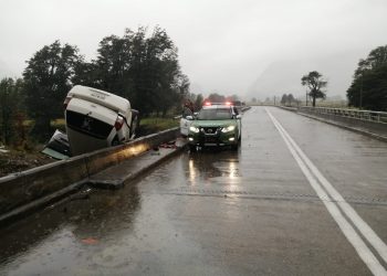 Carroza fúnebre volcó en sector puente Doña Dora.