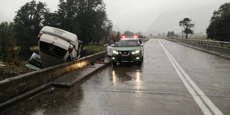 Carroza fúnebre volcó en sector puente Doña Dora.