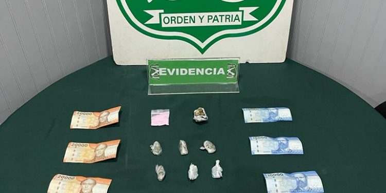 Carabineros y Fiscalía detuvieron a dos personas y decomisan alrededor de 4 millones de pesos en drogas en Puerto Cisnes.