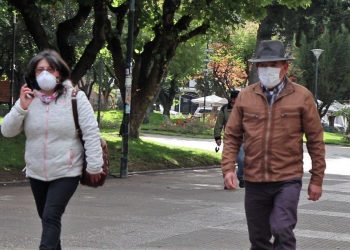 En normas del nuevo plan Paso a Paso: Uso de mascarillas seguirá siendo obligatorio en lugares cerrados.