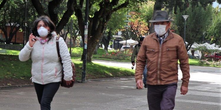 En normas del nuevo plan Paso a Paso: Uso de mascarillas seguirá siendo obligatorio en lugares cerrados.