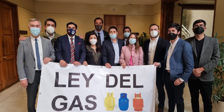 Grupo transversal de diputados conforman “Bancada del gas” y piden al Gobierno que presente mecanismo para regular mercado.