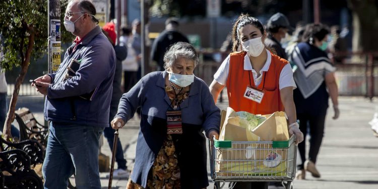 Diputado Calisto propone implementar tarjeta de alimento para adultos mayores y personas con discapacidad.