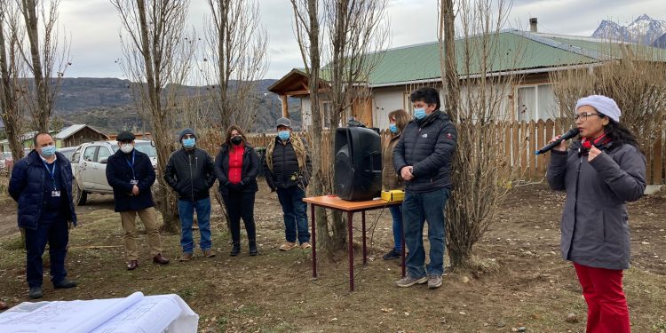 Entregan terreno para comenzar obras de reposición de posta de salud rural de Villa Cerro Castillo.