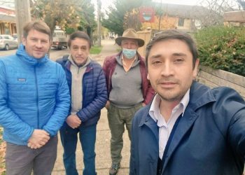 Diputado Calisto y vecinos de Lago Atravesado lamentan que licitación para pavimentar camino haya sido declarada desierta.