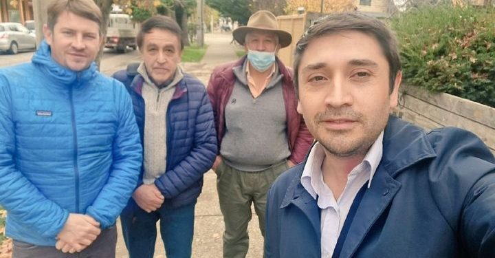 Diputado Calisto y vecinos de Lago Atravesado lamentan que licitación para pavimentar camino haya sido declarada desierta.