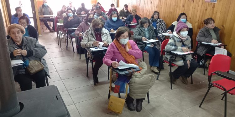 En Puerto Aysén se realiza segundo taller de compostaje en donde participaron vecinos de valle Simpson y Villa Frei.