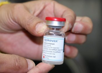 Ayseninos comenzaron a recibir vacuna de laboratorio Moderna.