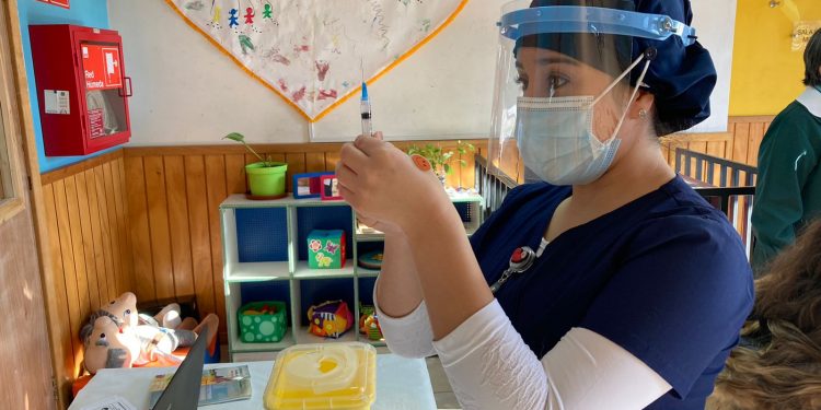 Inician refuerzo de vacunación en establecimientos educacionales de Coyhaique.
