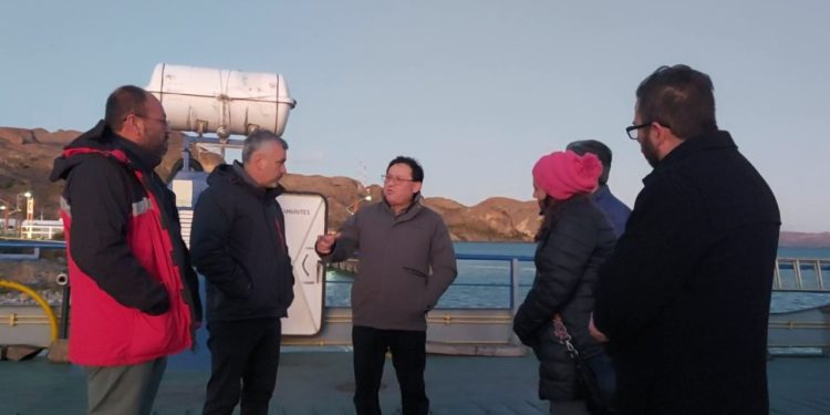 Autoridades verifican en terreno desperfecto de barcaza Chelenco en Lago General Carrera.