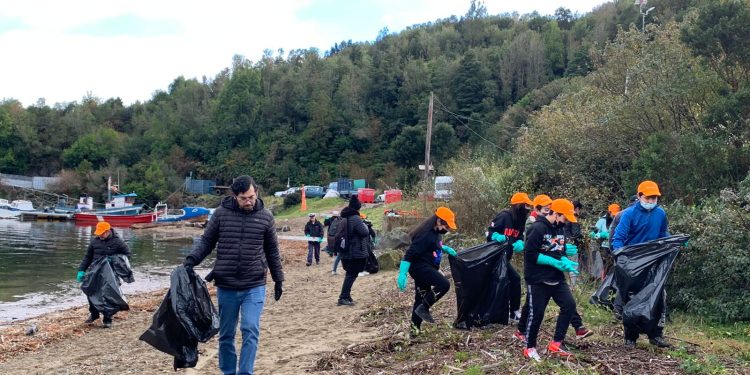 AquaChile realiza limpieza de playa en Puerto Chacabuco.