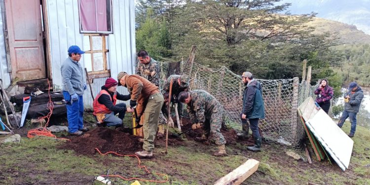 Carabineros de Puerto Aysén presta apoyo en traslado de materiales de construcción en beneficio de adultos mayores en sector Valle Pangal.