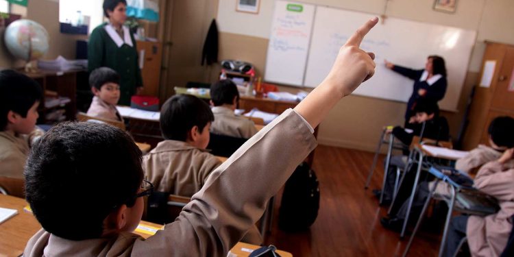 Dirección del Trabajo emite dictamen que permitirá a padres teletrabajar en vacaciones de invierno de sus hijos menores de 12 años.
