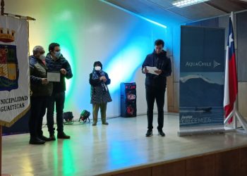 AquaChile y Municipalidad de Guaitecas entregaron becas de excelencia a estudiantes de la comuna.