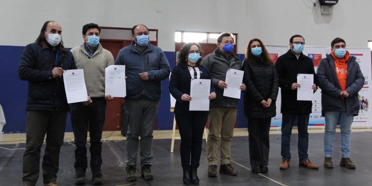 Diferentes instituciones gubernamentales de la región suscriben protocolo de acuerdo para diseño de nueva nave en Lago General Carrera como parte del Plan de Conectividad para Chile Chico