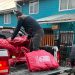 Familias más vulnerables y adultos mayores de Coyhaique reciben sacos de leña por parte del municipio de la comuna