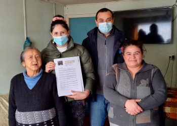 Seremi de Vivienda entregó subsidios de arriendo a dos familias de Puerto Aysén que esperan sus nuevas viviendas.