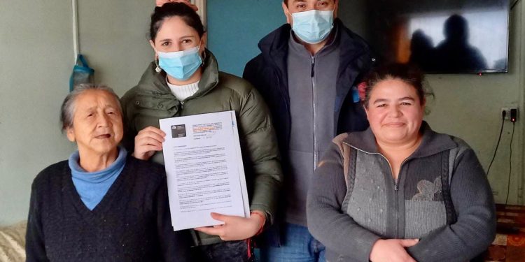 Seremi de Vivienda entregó subsidios de arriendo a dos familias de Puerto Aysén que esperan sus nuevas viviendas.