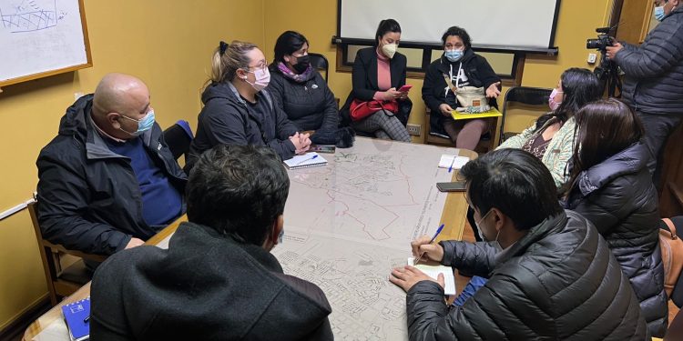 Municipio de Coyhaique se reúne con comités habitacionales de Chacra G 1 que esperan por más de una década la entrega de sus viviendas.