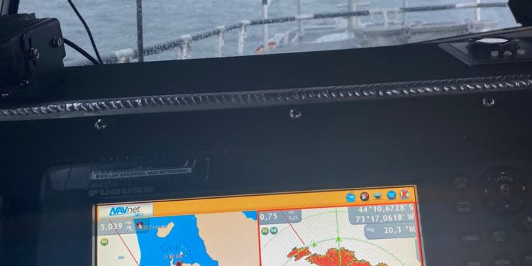 Armada busca a víctima de naufragio en litoral aysenino, el cuerpo de otro tripulante de la nave fue encontrado sin vida.