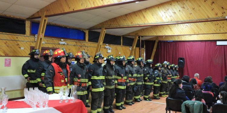 Reconocen a bomberos y bomberas de la comuna de Cisnes.