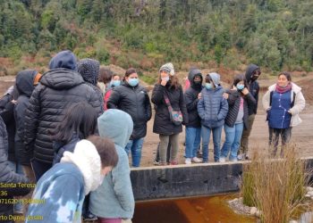 Jóvenes del Colegio Santa Teresa conocen novedoso sistema para tratar aguas residuales en el relleno sanitario de Puerto Aysén.